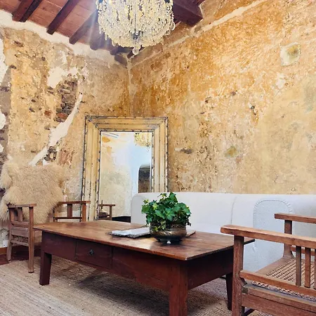 Torre 1100 - Rough Luxe In 12th Century Tower